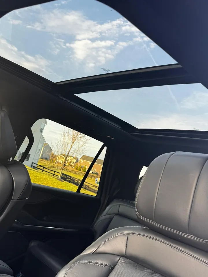Original Lincoln Navigator panoramic glass roof and black leather passenger seats
