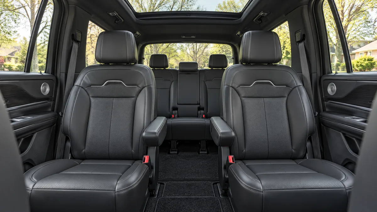 Original-reference black Lincoln rear cabin with captain chairs, mesh inserts and panoramic roof