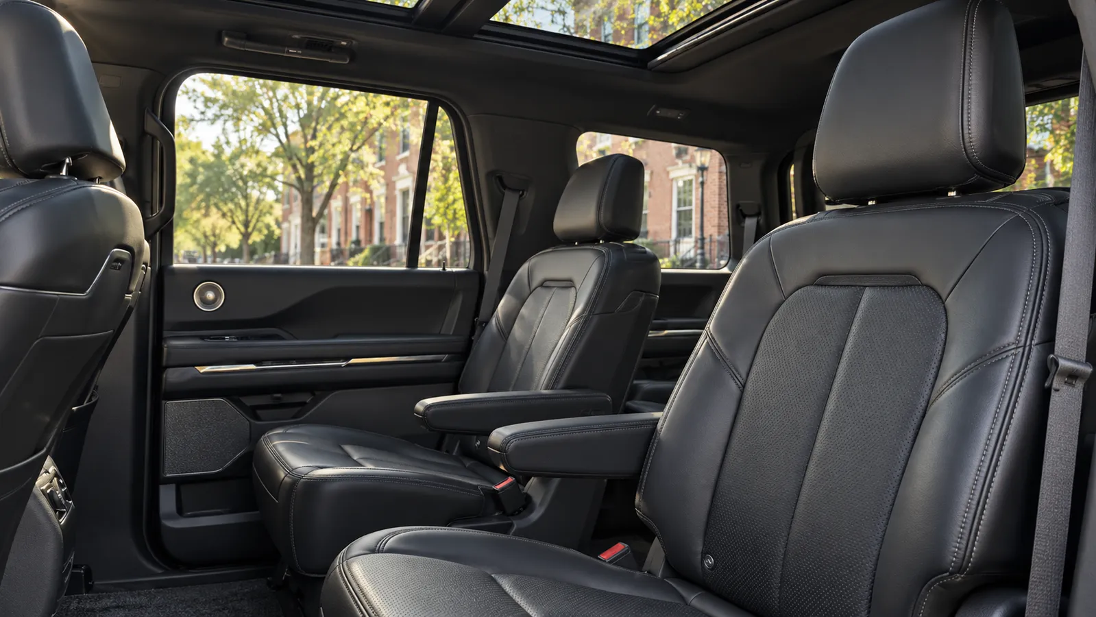 Original-reference black Lincoln Navigator cabin with captain chairs and panoramic roof